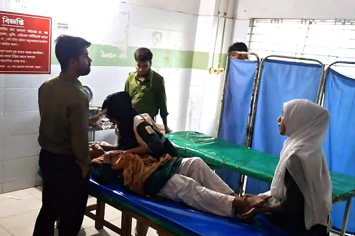 বজ্রপাতের শব্দে অসুস্থ শিক্ষার্থীদের বরগুনা জেনারেল হাসপাতালে ভর্তি করানো হয়েছে