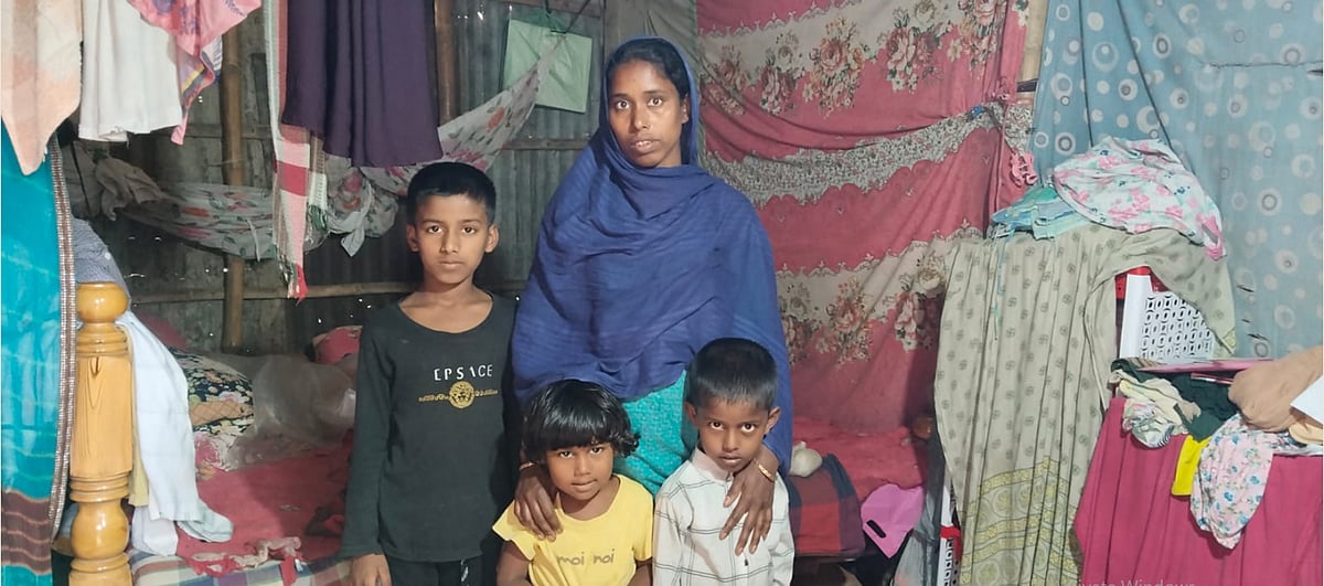 তিন সন্তানের সঙ্গে গৃহপরিচারিকা নাছিমা। বুধবার বিকেলে সিলেটের পনিটুলা এলাকায়