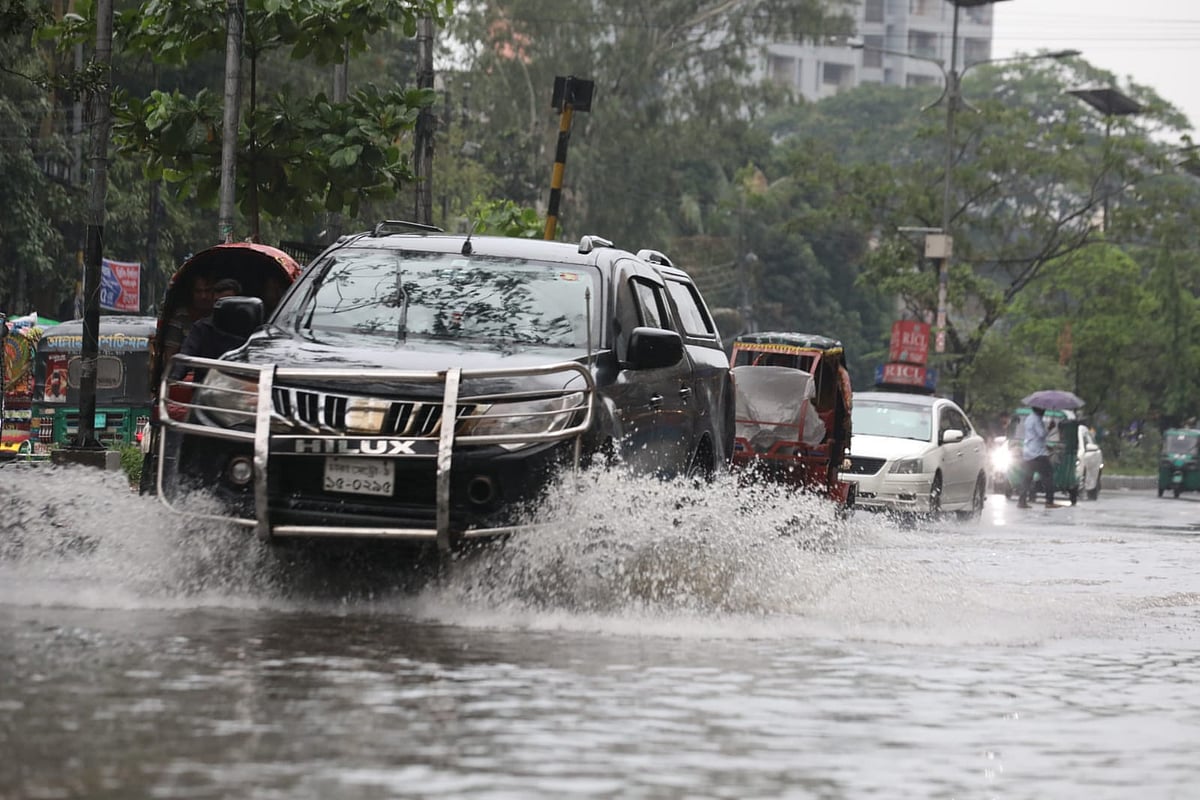 বৃষ্টিতে সড়কে পানি জমে গেছে। রাজধানীর আরামবাগ এলাকায়। ঢাকা, ২৯ এপ্রিল