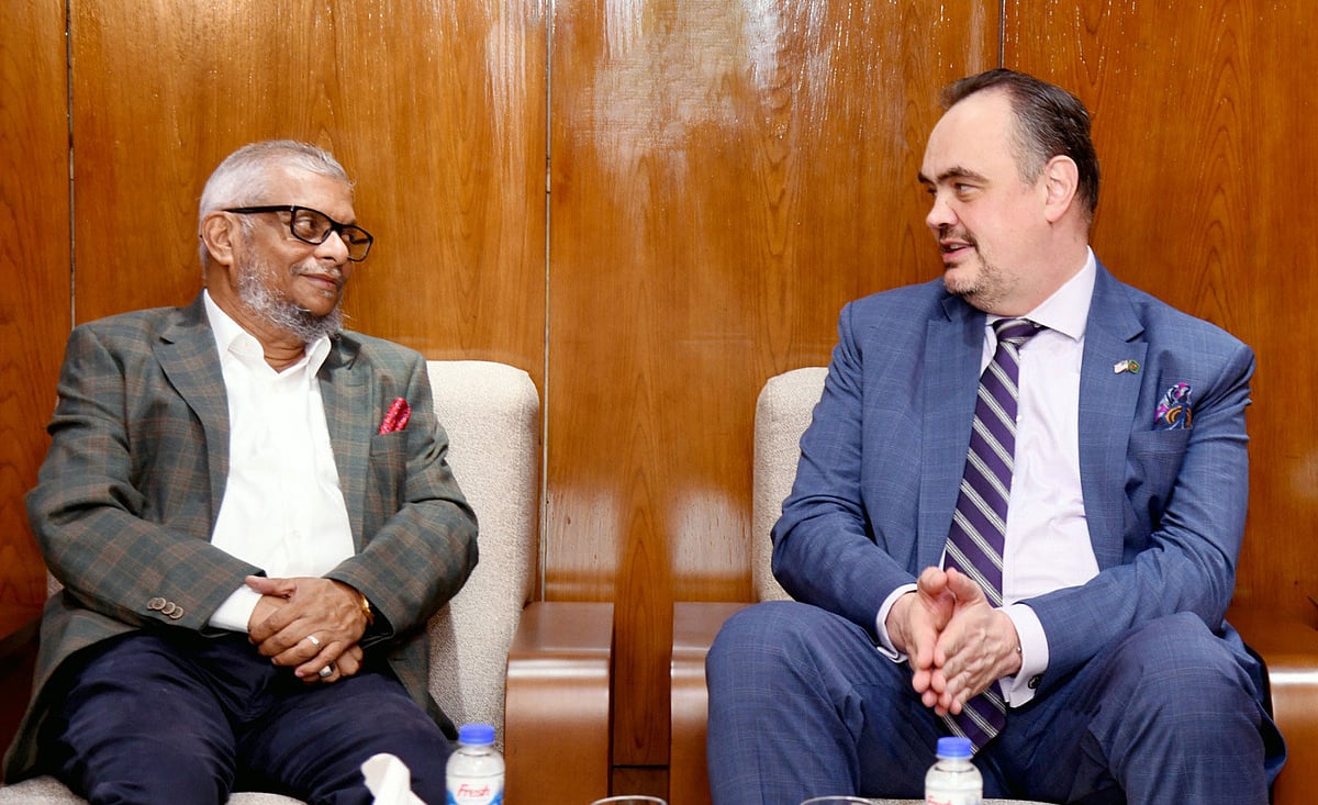 শ্রম ও কর্মসংস্থানমন্ত্রী আরিফুল হক চৌধুরীর সঙ্গে ঢাকায় নিযুক্ত মার্কিন রাষ্ট্রদূত ব্রেন্ট টি ক্রিস্টেনসেন। ২৯ এপ্রিল সচিবালয়ে