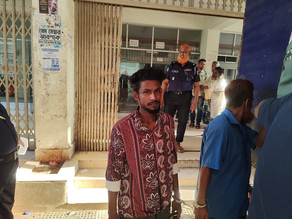 আদালতে স্বীকারোক্তিমূলক জবানবন্দি দেওয়ার পর ইসমাইল হোসেন ওরফে জনিকে কুমিল্লা কেন্দ্রীয় কারাগার নেওয়া হচ্ছে। বৃহস্পতিবার বিকেলে কুমিল্লা চিফ জুডিসিয়াল ম্যাজিস্ট্রেট আদালত ভবনের সামনে