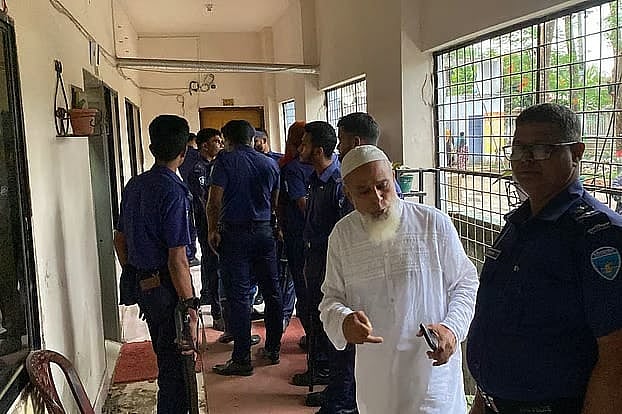 নোয়াখালী সরকারি কলেজে ভাঙচুরের ঘটনার পর ঘটনাস্থলে যায় পুলিশ