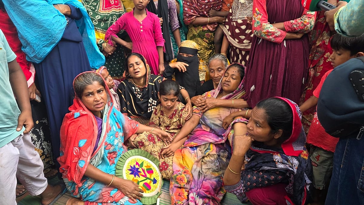 শিশু কবিতার লাশ উদ্ধারের পর স্বজনদের আহাজারি। বৃহস্পতিবার দুপুরে ফরিদপুর সদর উপজেলার বাখুন্ডা আদর্শ গ্রামে
