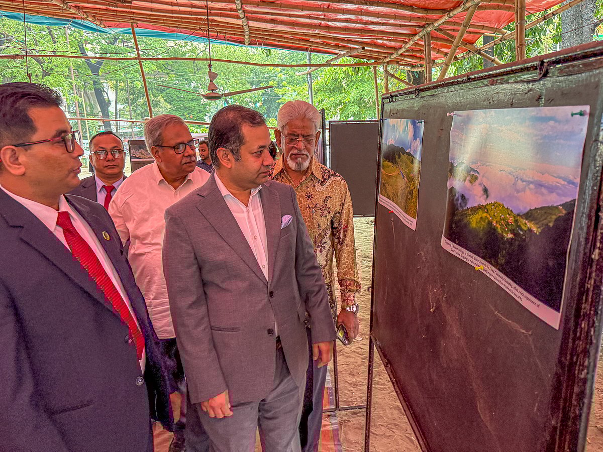 আলোকচিত্র প্রদর্শনীর উদ্বোধন শেষে ঘুরে দেখছেন অনুষ্ঠানের প্রধান অতিথি তথ্য ও সম্প্রচার প্রতিমন্ত্রী ইয়াসের খান চৌধুরী। রাজধানীর জাতীয় প্রেসক্লাবে। ৩০ এপ্রিল