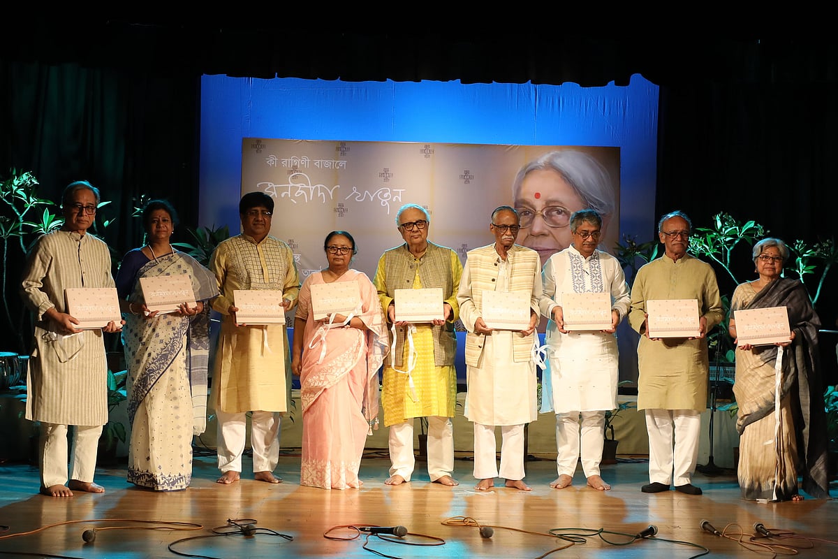 সন্‌জীদা খাতুন স্মরণগ্রন্থ ‘কী রাগিণী বাজালে’–এর মোড়ক উন্মোচন অনুষ্ঠানে অতিথিরা। বৃহস্পতিবার সন্ধ্যায় রাজধানীর ছায়ানট সংস্কৃতি ভবন মিলনায়তনে