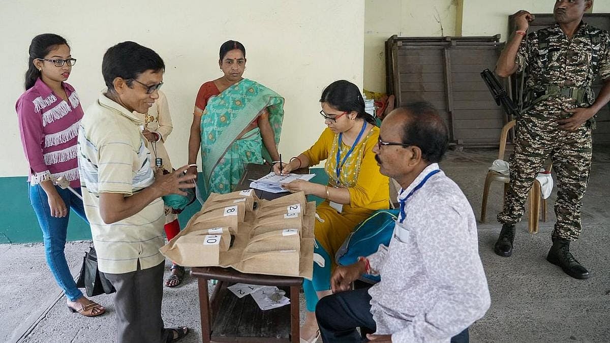 বিধানসভা নির্বাচন ২০২৬-এর দ্বিতীয় দফার ভোট চলার সময় একজন ভোটার পোলিং অফিসারের সঙ্গে কথা বলছেন। ১৬১ বালিগঞ্জ বিধানসভা কেন্দ্র, কলকাতা, পশ্চিমবঙ্গ। ২৯ এপ্রিল ২০২৬