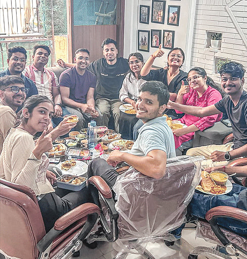 কাব্য কর্ণাটক সামাজিক যোগাযোগমাধ্যমে কর্মীদের এই ছবি পোস্ট করেন