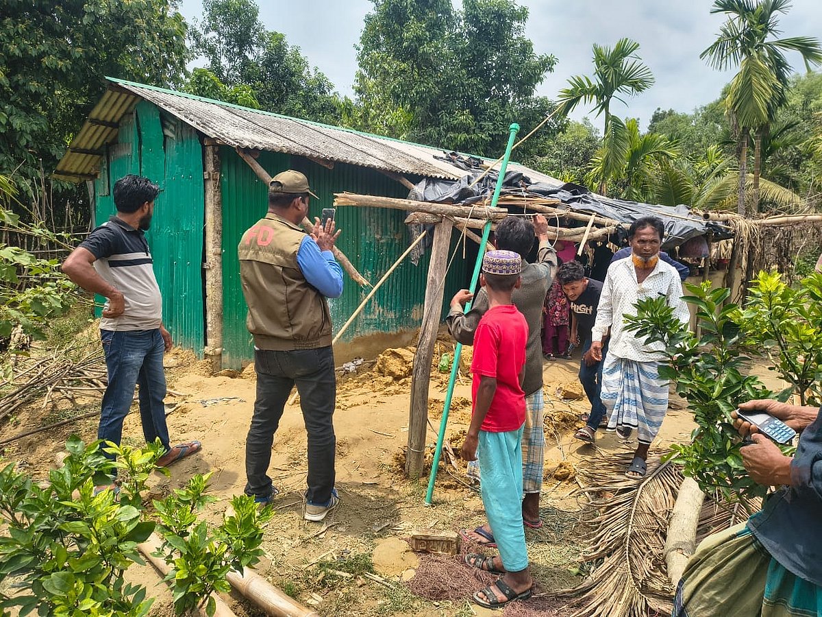 ঘর থেকে বের হয়েই দেখেন হাতি, চোখের সামনেই মেয়ে আর স্ত্রীকে আছাড় মেরে হত্যা - Image 1