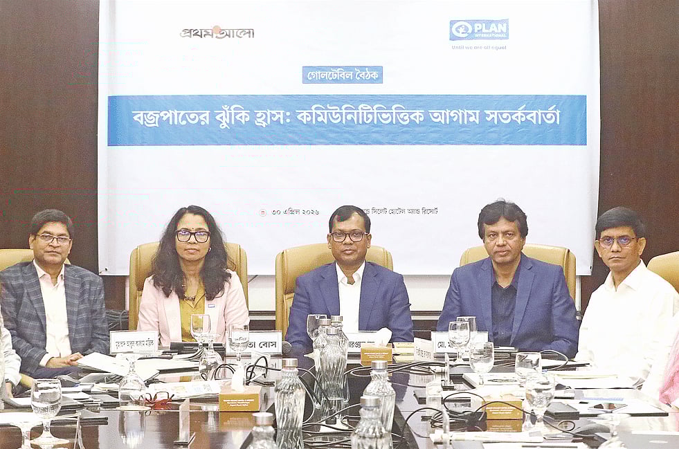 গোলটেবিল বৈঠকে (বাঁ থেকে) আবুল কালাম মল্লিক, কবিতা বোস, সারওয়ার আলম, মমিনুল ইসলাম ও নিতাই চন্দ্র দে সরকার। গতকাল সিলেটের একটি অভিজাত হোটেলে