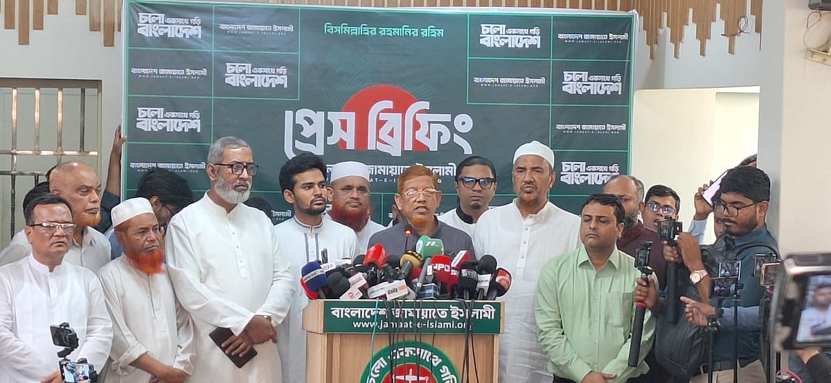 সংবাদ সম্মেলনে কথা বলছেন ১১–দলীয় ঐক্যের সমন্বয়ক ও জামায়াতে ইসলামীর সহকারী সেক্রেটারি জেনারেল হামিদুর রহমান আযাদ। আজ বৃহস্পতিবার দুপুরে রাজধানীর মগবাজারে জামায়াতের কেন্দ্রীয় কার্যালয়ে