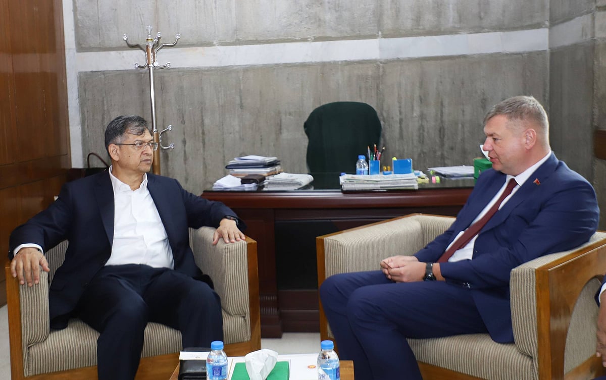 স্বরাষ্ট্রমন্ত্রী সালাহউদ্দিন আহমদের সঙ্গে বেলারুশের অনাবাসিক রাষ্ট্রদূত মিখাইল কাসকো। ২৯ এপ্রিল জাতীয় সংসদে মন্ত্রীর কার্যালয়ে