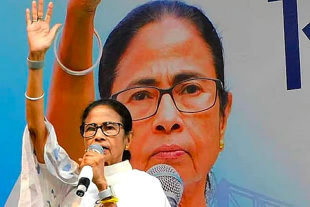 একটি নির্বাচনী জনসভায় বক্তব্য দিচ্ছেন পশ্চিমবঙ্গের মুখ্যমন্ত্রী ও তৃণমূল নেত্রী মমতা বন্দ্যোপাধ্যায়