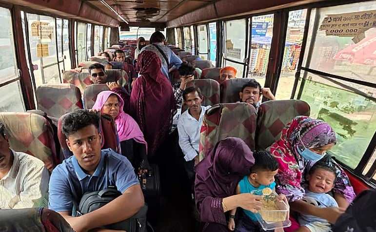 ‘দুই সিটের মাঝখানে কোনোভাবেই দুই হাঁটু ধরছে না। শেষমেশ এক হাঁটু সিটের বাইরে, আরেকটি ৪৫ ডিগ্রি কোণে ভেতরে রেখে একটি ”আপসের গণতন্ত্র” প্রতিষ্ঠা করলাম।’