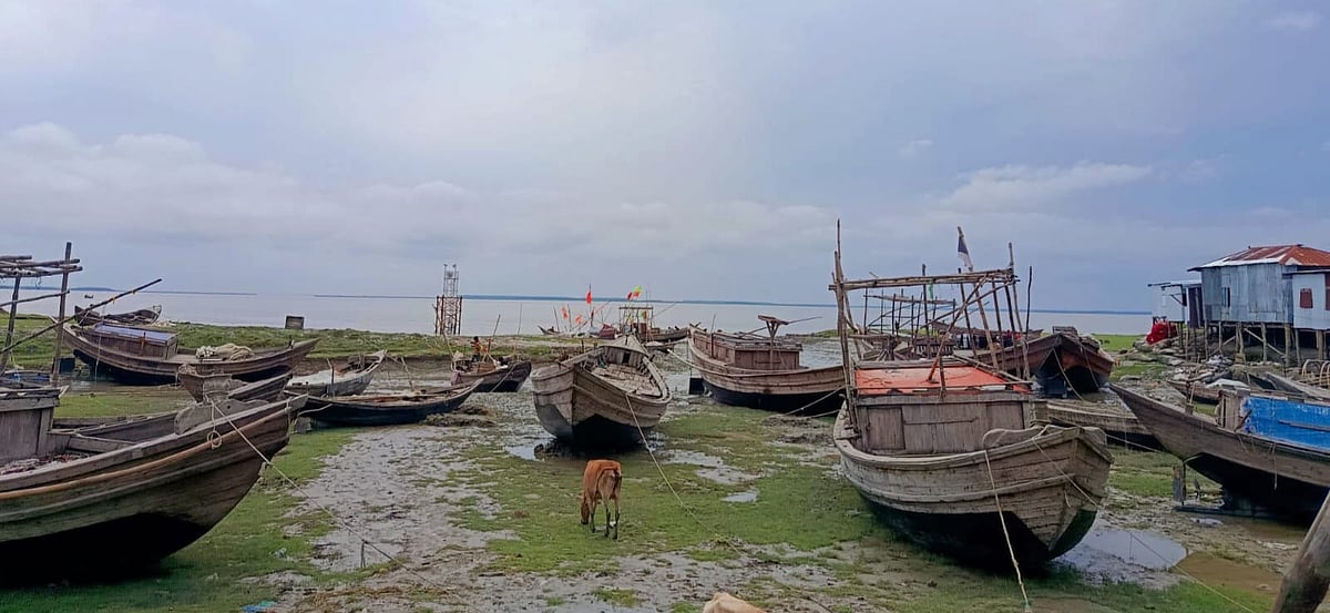 মাছ শিকারের ওপর দুই মাসের নিষেধাজ্ঞা শেষ হচ্ছে আজ। নৌকাগুলো পাড়ে প্রস্তত করে রেখেছে জেলেরা