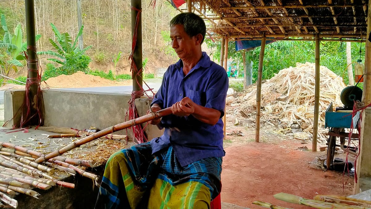 রস তৈরির জন্য নিজের খেতে আখ পরিষ্কার করছেন সন্ধ্যা মনি চাকমা