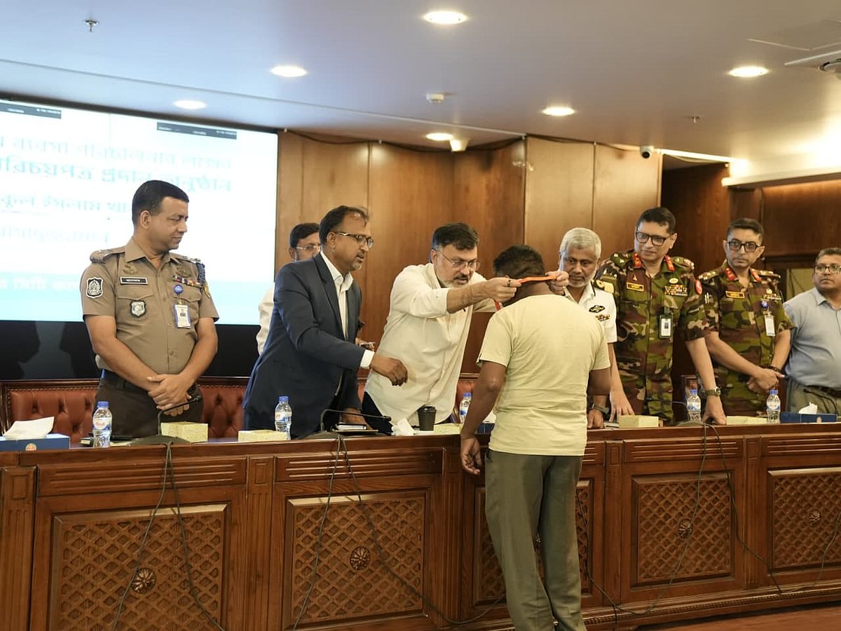 প্রথম ধাপে আজ ৩০ এপ্রিল ২০২ জন হকারকে এ পরিচয়পত্র দেওয়া হয়