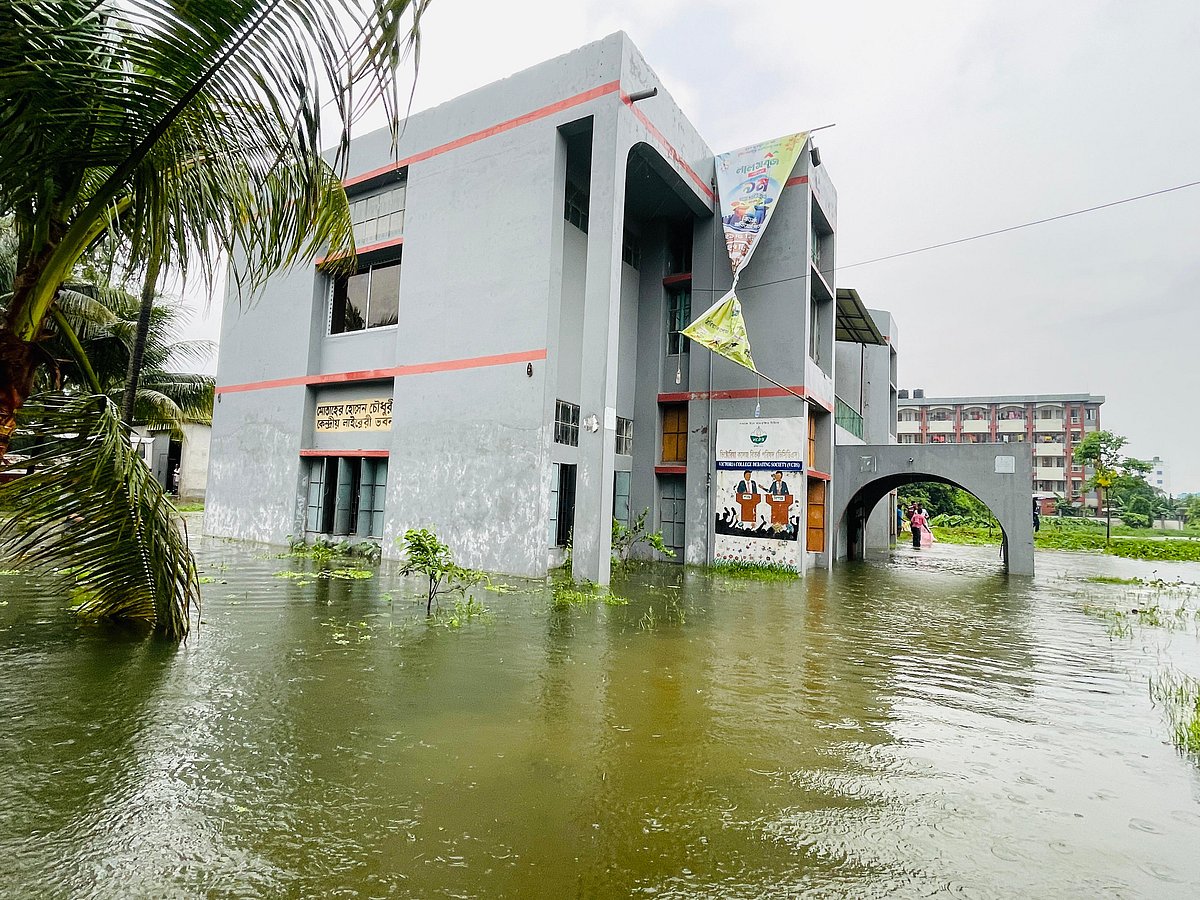 কুমিল্লা ভিক্টোরিয়া সরকারি কলেজ ক্যাম্পাসে হাঁটুসমান পানি। গতকাল বুধবার দুপুরে