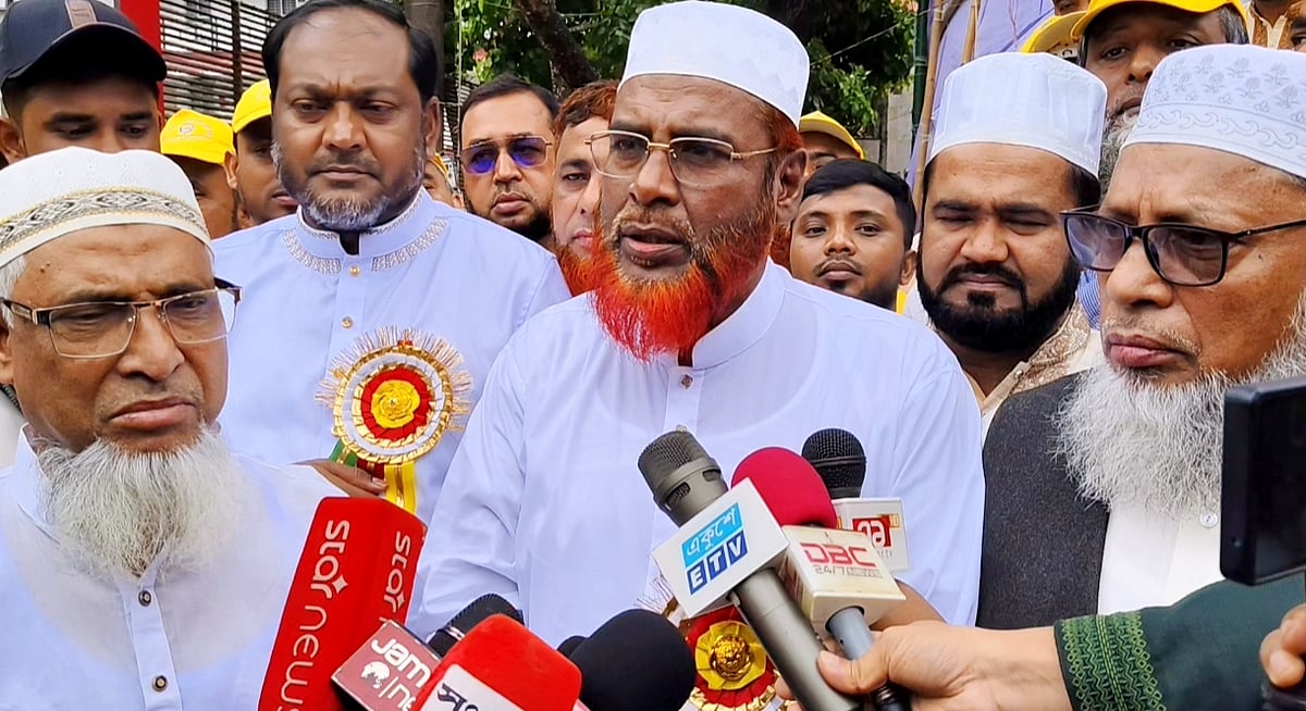 কুমিল্লায় শ্রমিক সমাবেশে প্রধান অতিথির বক্তব্য দেন জামায়াতের সেক্রেটারি জেনারেল মিয়া গোলাম পরওয়ার। পরে সাংবাদিকদের সঙ্গে কথা বলেন তিনি। শুক্রবার বেলা ১১টার দিকে কুমিল্লা টাউন হল মাঠে
