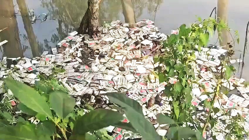 ডোবায় ভাসছে বিপুল পরিমাণ সরকারি ওষুধ। শুক্রবার সকালে জামালপুরের ইসলামপুর উপজেলার বেলগাছা ইউনিয়নের ধনতলা কমিউনিটি ক্লিনিকের পাশে