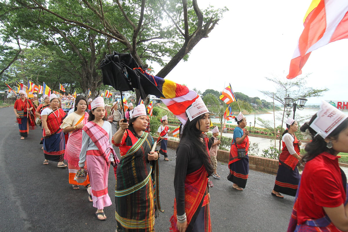 বুদ্ধপূর্ণিমা উপলক্ষে আয়োজিত শোভাযাত্রায় অংশ নেন নানা বয়সী নারী–পুরুষ। আজ সকালে রাঙামাটি শহরের সংযোগ বাঁধ এলাকায়