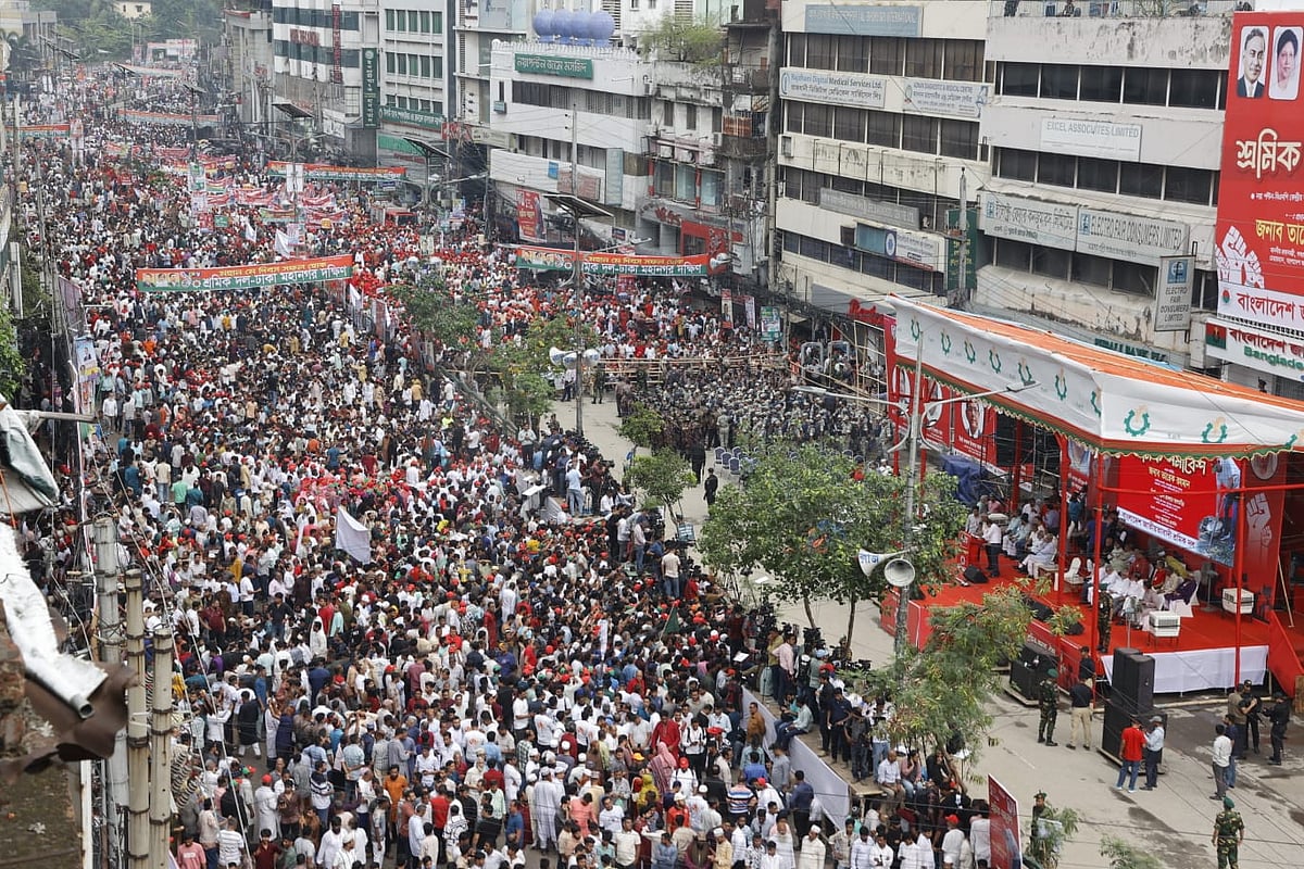 রাজধানীর নয়াপল্টনে বিএনপির কেন্দ্রীয় কার্যালয়ের সামনে জাতীয়তাবাদী শ্রমিক দলের সমাবেশে নেতা–কর্মীদের ভিড়। আজ শুক্রবার দুপুরে