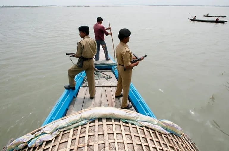 ২০০৯ সালের ২২ এপ্রিল ভারতের উত্তর-পূর্বাঞ্চলীয় রাজ্য আসামের প্রধান শহর গুয়াহাটির পশ্চিমে ধুবরিতে বাংলাদেশ সীমান্তের কাছে ব্রহ্মপুত্র নদে একটি নৌকায় টহল দিচ্ছেন ভারতীয় সীমান্তরক্ষী বাহিনীর (বিএসএফ) সদস্যরা