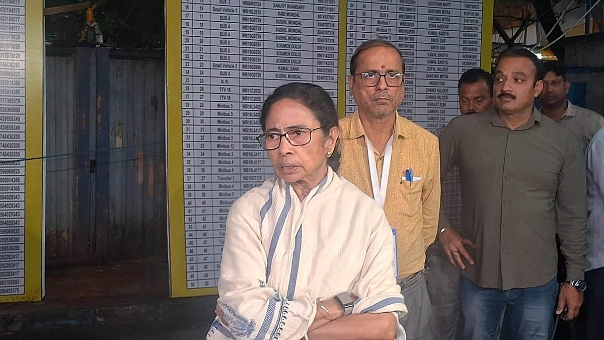 কলকাতার সাখাওয়াত মেমেরিয়াল স্কুল কেন্দ্রের স্ট্রং রুমের সামনে ৪ ঘণ্টা অবস্থান করেন মমতা বন্দ্যোপাধ্যায়। ৩০ এপ্রিল ২০২৬, পশ্চিমবঙ্গ