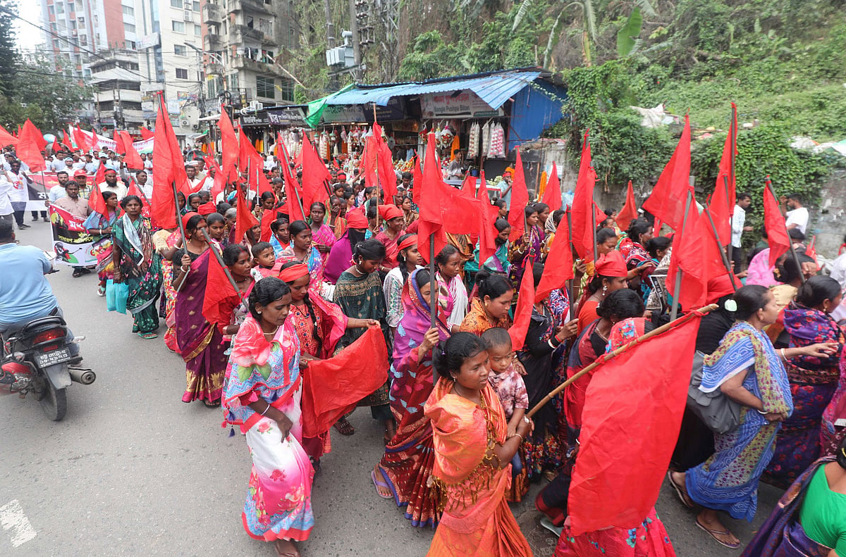 মহান মে দিবস উপলক্ষে লালপতাকা মিছিল করে বাংলাদেশ ট্রেড ইউনিয়ন কেন্দ্র। আজ সকালে চট্টগ্রাম নগরের চেরাগি পাহাড় মোড় এলাকায়