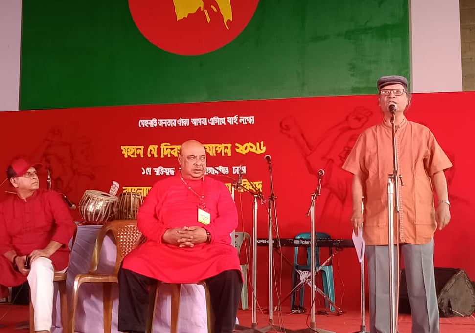 মুক্তিযুদ্ধ জাদুঘরের উন্মুক্ত মঞ্চে বাংলাদেশ গণসংগীত সমন্বয় পরিষদ আয়োজিত অনুষ্ঠানে প্রধান আলোচক হিসেবে বক্তব্য দেন অর্থনীতিবিদ ও ঢাকা বিশ্ববিদ্যালয়ের অধ্যাপক এম এম আকাশ। আগারগাঁও, ঢাকা। ১ মে ২০২৬