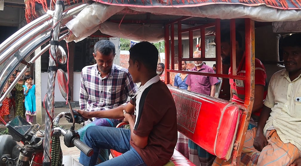 কুড়িগ্রামের শিশু অটোরিকশাচালক সাজিদ হোসেন। সম্প্রতি উলিপুর উপজেলার দুর্গাপুরে তোলা