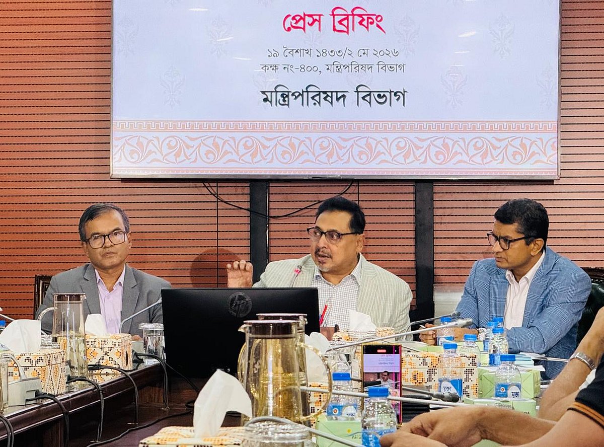 সংবাদ সম্মেলনে ডিসি সম্মেলন নিয়ে বক্তব্য দেন মন্ত্রিপরিষদ সচিব নাসিমুল গনি। এ সময় আরও উপস্থিত ছিলেন  অতিরিক্ত সচিব মো. হুমায়ুন কবির (বায়ে) ও যুগ্ম সচিব মোহাম্মদ খোরশেদ আলম খান। সচিবালয়, ২ মে