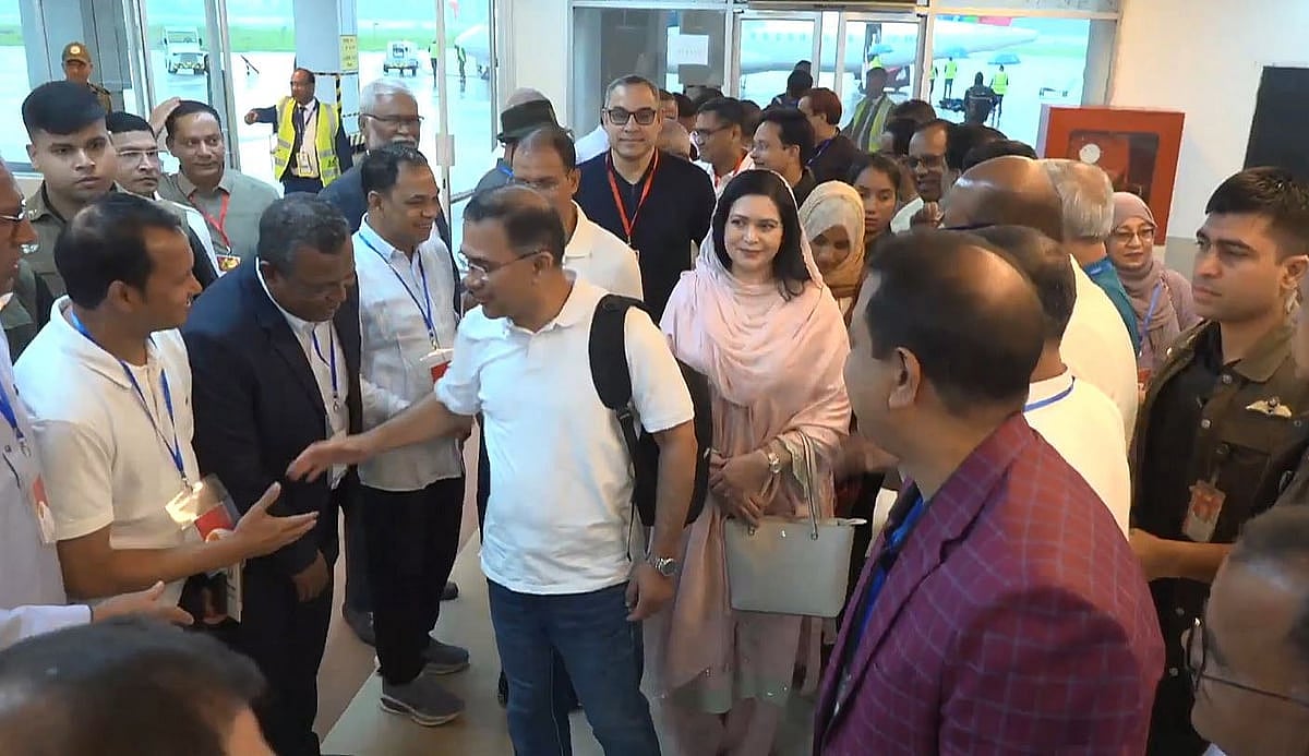 সিলেটের ওসমানী আন্তর্জাতিক বিমানবন্দরে আজ শনিবার সকাল ১০টায় পৌঁছেছেন প্রধানমন্ত্রী