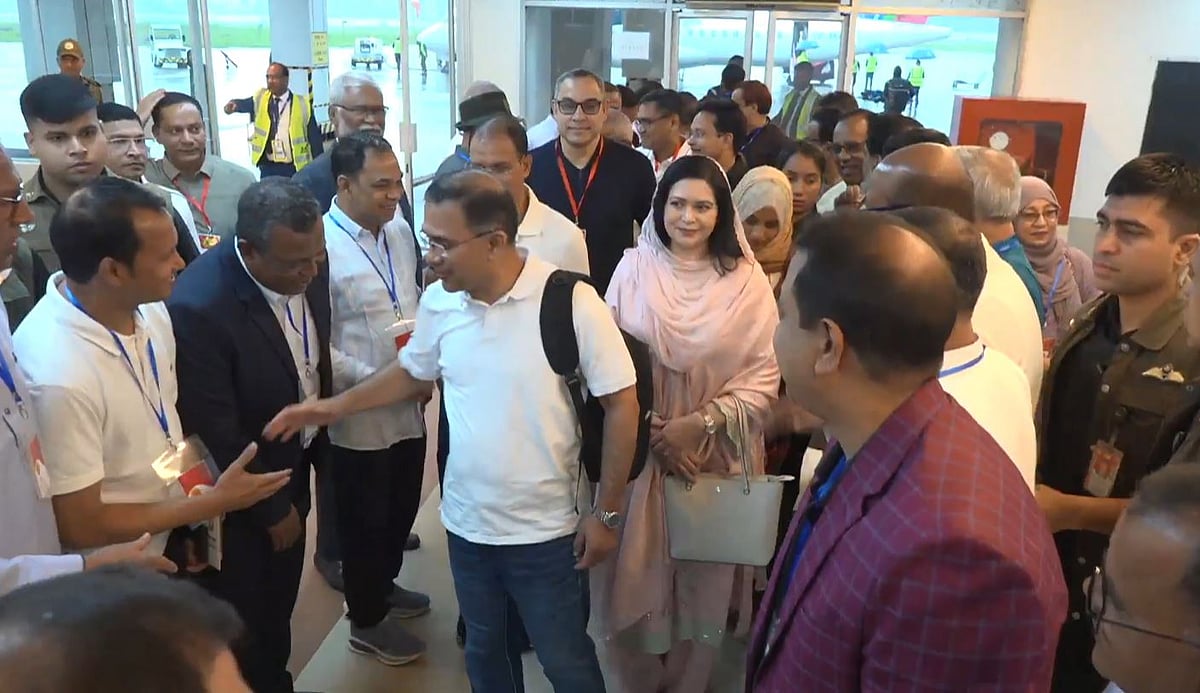 সিলেটের ওসমানী আন্তর্জাতিক বিমানবন্দরে আজ শনিবার সকাল ১০টায় পৌঁছেছেন প্রধানমন্ত্রী