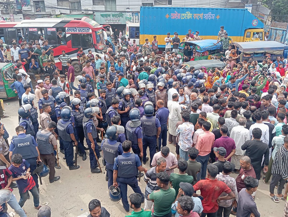 বকেয়া বেতন ও ওভারটাইমের দাবিতে চট্টগ্রাম নগরের ব্যস্ততম আরাকান সড়ক অবরোধ করেছেন একটি পোশাক কারখানার শ্রমিকেরা। আজ দুপুরে নগরের সিঅ্যান্ডবি এলাকায়