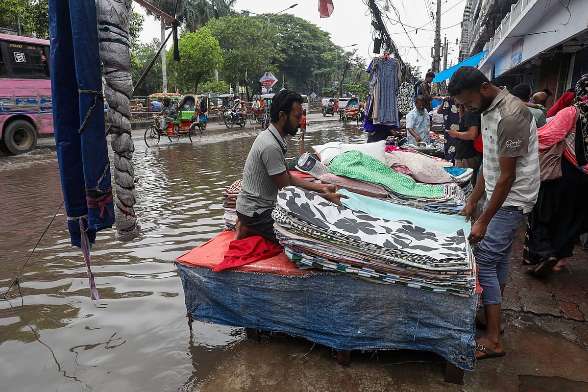 সকালের ভারী বৃষ্টিতে রাজধানীর  ধানমন্ডি হকার্সের সামনে জলাবদ্ধতা। গতকাল শুক্রবার সকালে