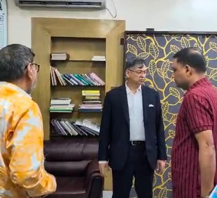 হঠাৎ রমনা থানা পরিদর্শনে গিয়ে উপস্থিত ব্যক্তিদের সঙ্গে কথা বলেন স্বরাষ্ট্রমন্ত্রী সালাহউদ্দিন আহমদ। আজ শনিবার দুপুরে