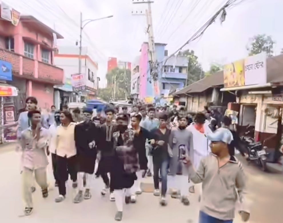 কুমিল্লা শহরে অস্ত্র নিয়ে মহড়া কিশোর–তরুণদের মহড়া