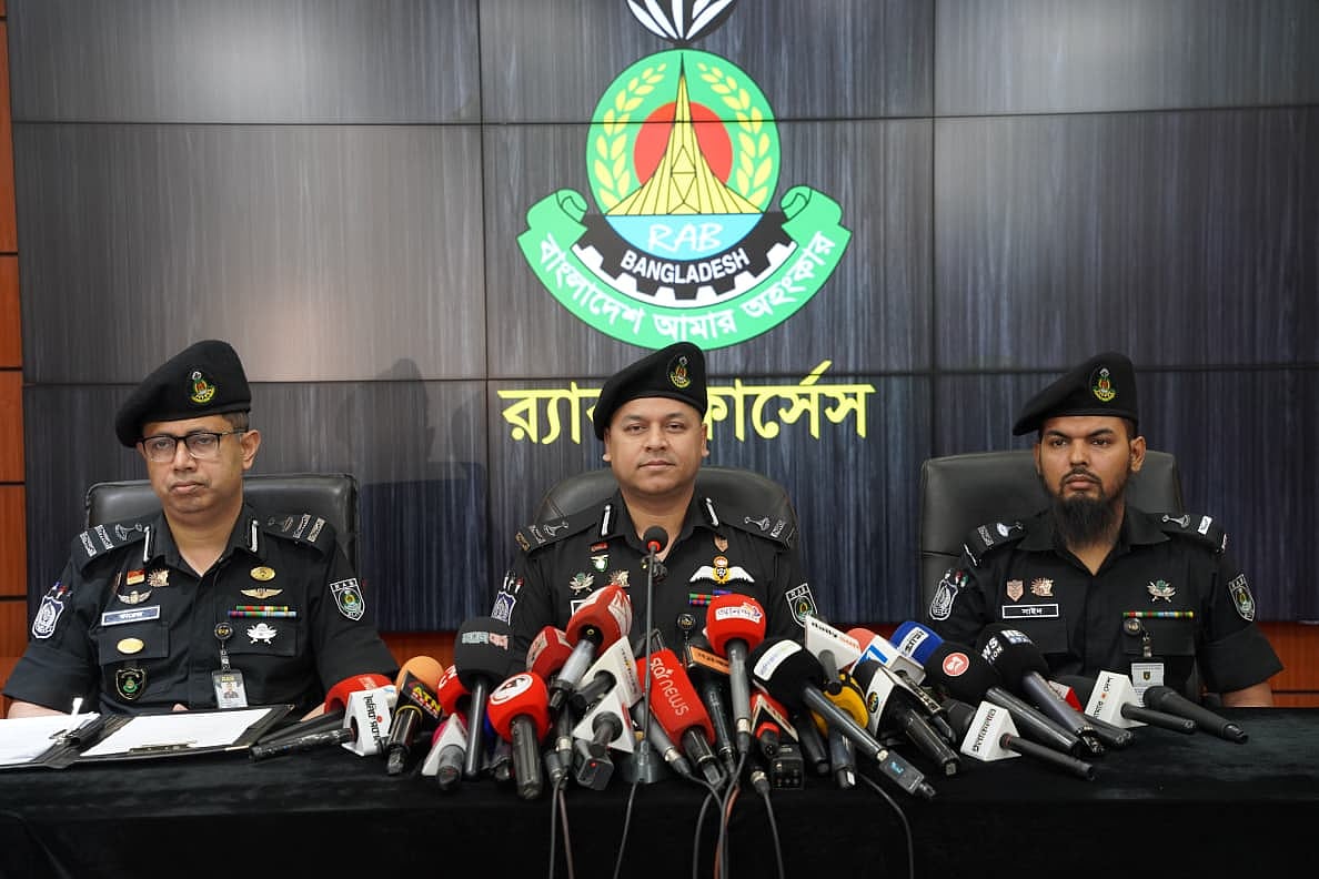 র্যাব মিডিয়া সেন্টারে আয়োজিত সংবাদ সম্মেলন। আজ শনিবার বেলা ১১টার দিকে রাজধানীর কারওয়ান বাজারে