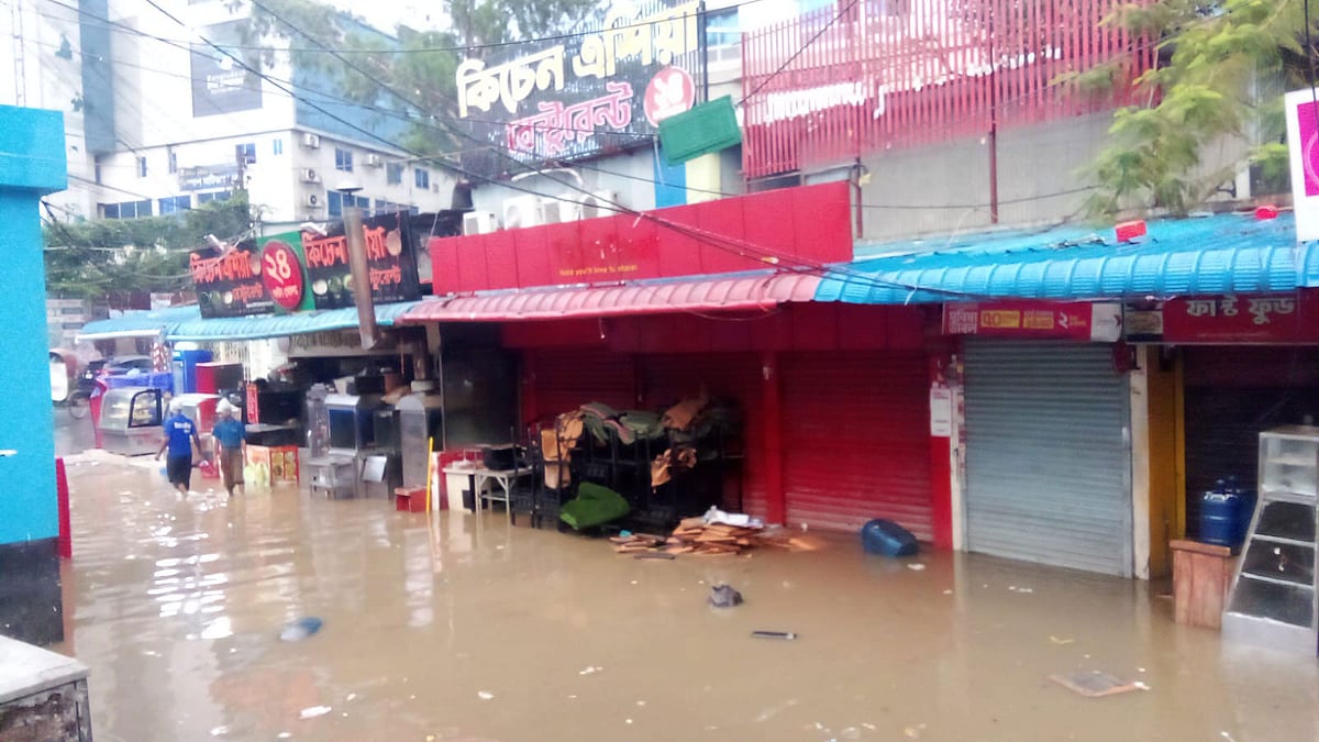 চট্টগ্রাম নগরের প্রবর্তক মোড় এলাকায় দেড় ঘণ্টার বৃষ্টিতে আবারও জলাবদ্ধতা দেখা দেয়। আজ বিকেল পাঁচটার দিকে ওই এলাকার পুলিশ বক্সের পেছনের দোকানপাট পানিতে ডুবে যায়