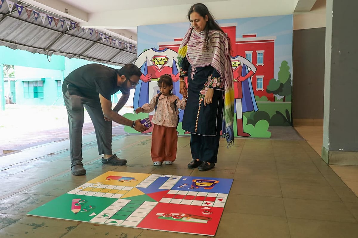 ব্রিটিশ কাউন্সিল ও প্রথম আলো ডটকমের আয়োজিত ‘ইংলিশ মিডিয়াম স্কুল অ্যাডমিশন ফেয়ার ২০২৬’–এ এসেছে একটি পরিবার। ২ মে ২০২৬; গুলশান শুটিং ক্লাব, ঢাকা