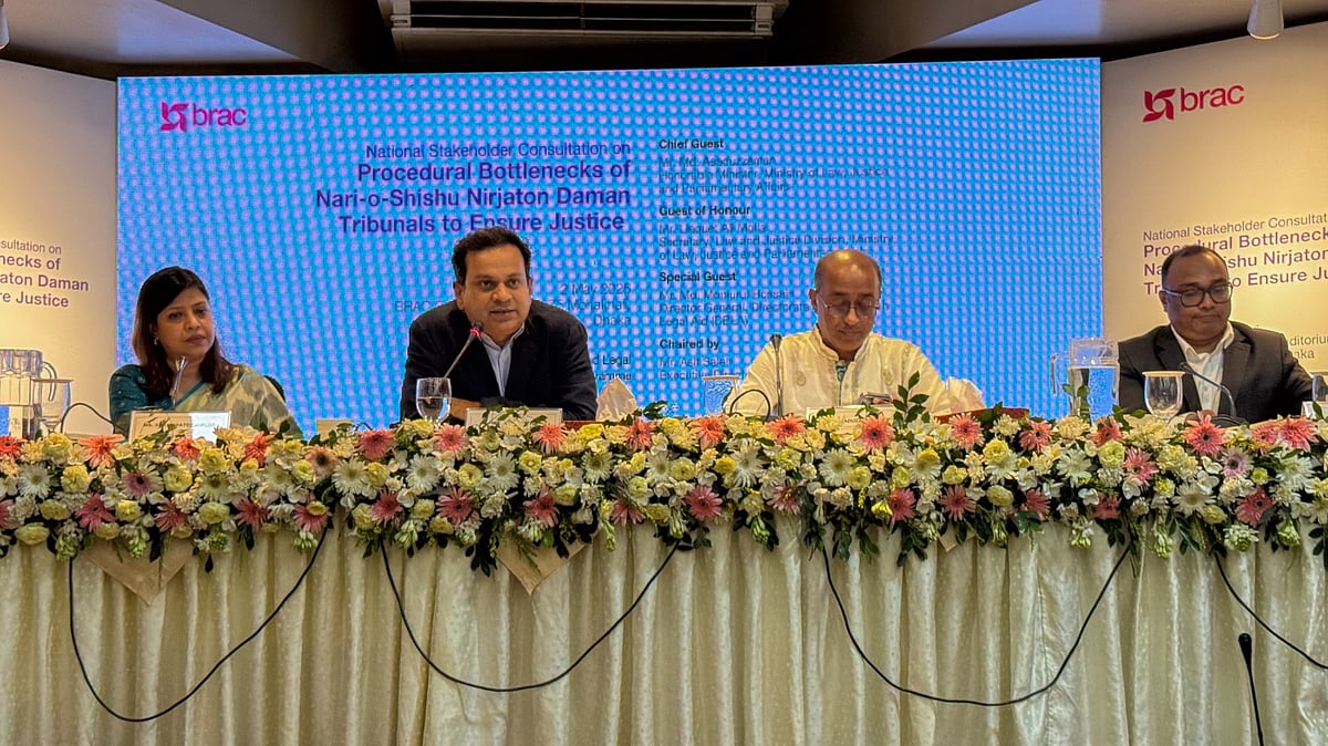 ‘নারী ও শিশু নির্যাতন দমন ট্রাইব্যুনালের পদ্ধতিগত প্রতিবন্ধকতা এবং উক্ত প্রতিবন্ধকতাসমূহ নিরসনের কার্যকর উপায় চিহ্নিতকরণ’ শীর্ষক গবেষণার ফলাফল আজ শনিবার ব্র্যাক সেন্টারে আয়োজিত এক অনুষ্ঠানে প্রকাশ করা হয়। মহাখালী, ঢাকা 