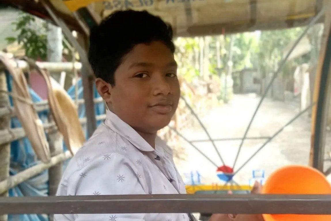 কিশোর অটেরিকশা চালক রাজীব।