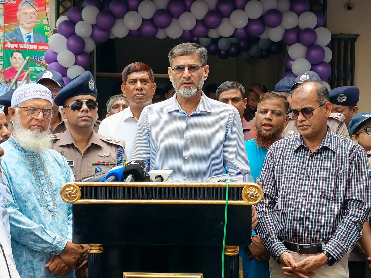 রাজধানীর কারওয়ান বাজারে পুলিশ ক্যাম্প উদ্বোধন শেষে সাংবাদিকদের সঙ্গে কথা বলছেন ডিএমপি কমিশনার মো. সরওয়ার। আজ শনিবার দুপুরে