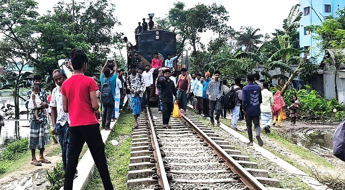 জামালপুরে জলাবদ্ধতায় দুর্ভোগ নিরসনে ট্রেন আটকে বিক্ষোভ। রোববার দুপুরে জামালপুর শহরের শেখেরভিটা এলাকায়
