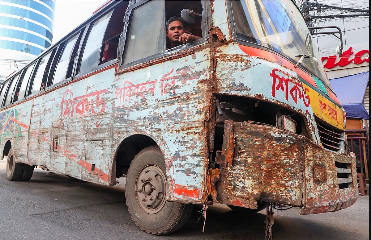 লক্কড়ঝক্কড় বাসগুলোতে বাড়তি আসন বসিয়ে চড়া ভাড়া আদায় চলছে