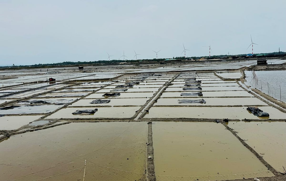 বৃষ্টির পানিতে সয়লাব কক্সবাজার সদর উপজেলার চৌফলদন্ডী ইউনিয়নের মাঝরপাড়ার লবণমাঠ। কয়েকদিন ধরে বন্ধ আছে উৎপাদন। গত শুক্রবার দুপুরে