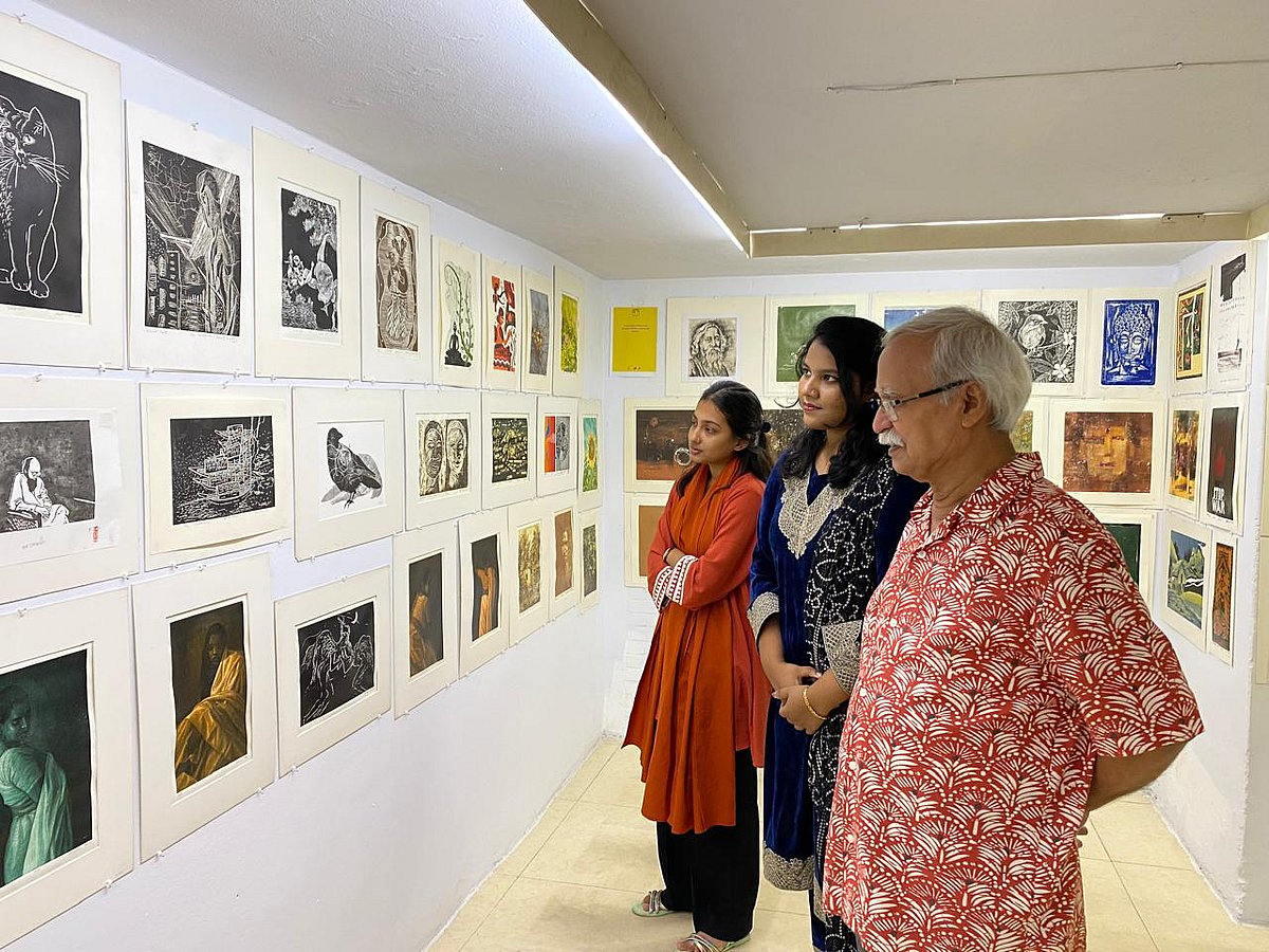 কিবরিয়া ছাপচিত্র মেলায় অংশগ্রহণকারী শিক্ষার্থীদের সঙ্গে মেলার শিল্পকর্ম দেখছেন শিল্পী অধ্যাপক সৈয়দ আবুল বার্‌ক্ আলভী। রোববার সন্ধ্যায় লালমাটিয়ার কলাকেন্দ্রে