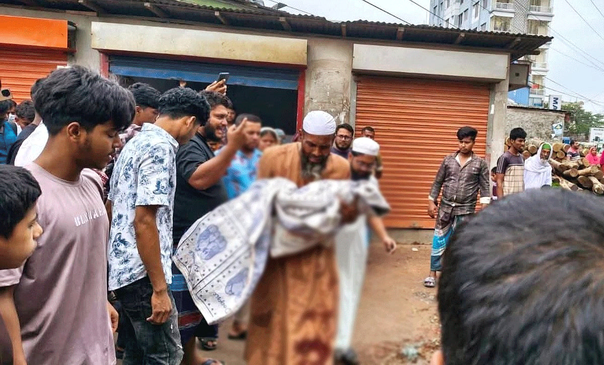 শিশু খালিদের লাশ কোলে নিয়ে কান্নায় ভেঙে পড়েন বাবা মোয়াজ্জেম হোসেন। আজ রোববার সকালে কুমিল্লার দেবীদ্বার উপজেলার বানিয়াপাড়া এলাকায়