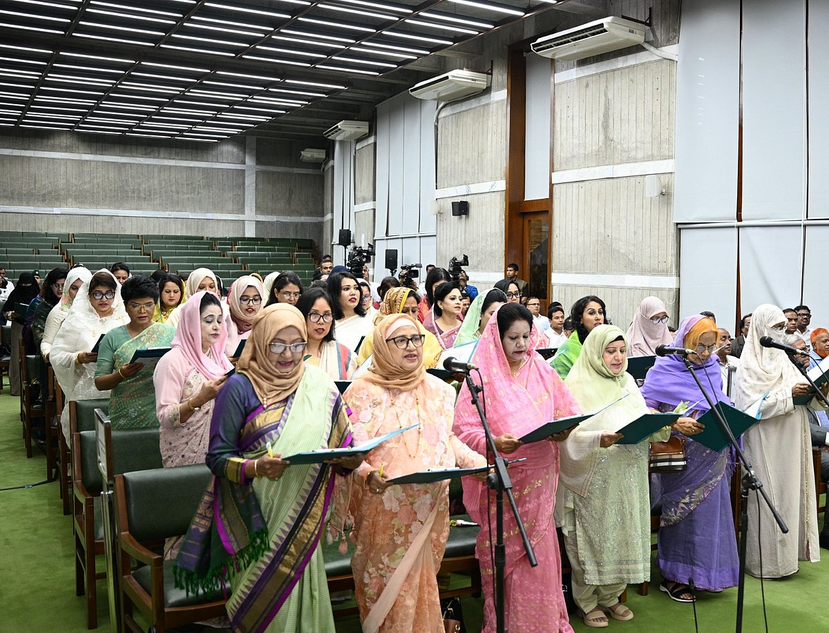 শপথ নিচ্ছেন ত্রয়োদশ জাতীয় সংসদের সংরক্ষিত নারী আসনের নবনির্বাচিত সংসদ সদস্যরা। আজ রোববার রাতে জাতীয় সংসদের শপথ কক্ষে