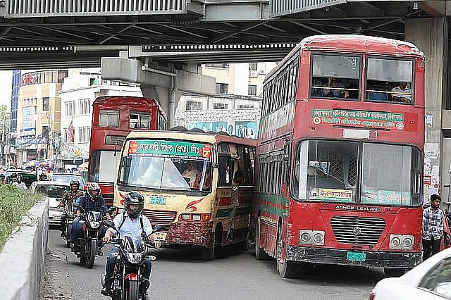 রাজধানীতে এলোমেলোভাবে বাস থামানোর কারণে অন্য যানবাহন চলাচলে তৈরি হয় প্রতিবন্ধকতা, সৃষ্টি হয় যানজটের